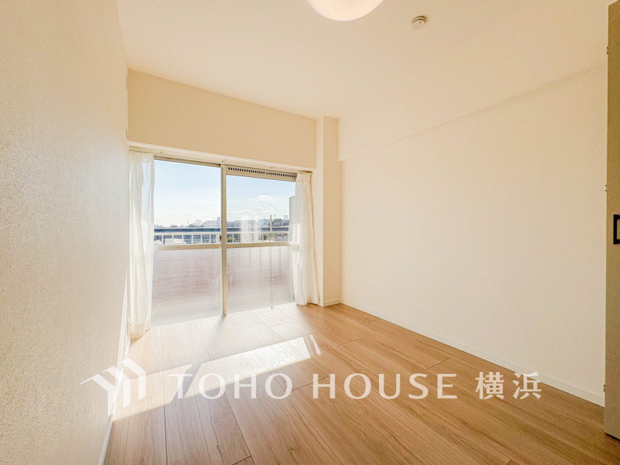 バルコニーに面した明るい洋室。穏やかな陽射しが、ゆったりとした寛ぎの時間を包みます。
