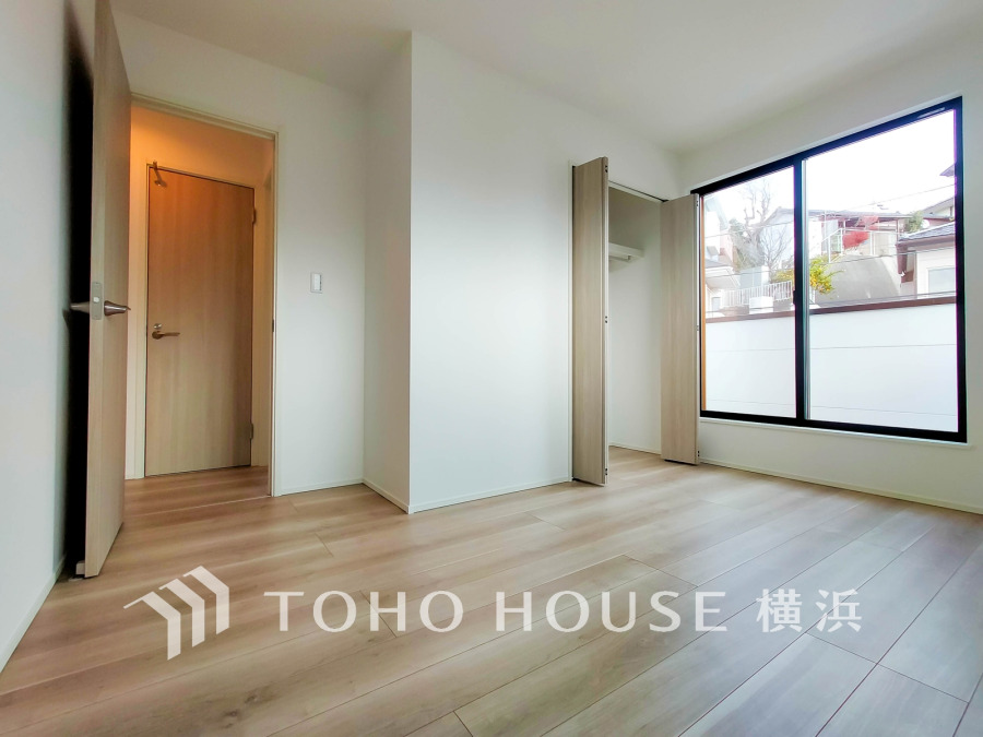 バルコニーに面した明るい洋室。穏やかな陽射しが、ゆったりとした寛ぎの時間を包みます。
