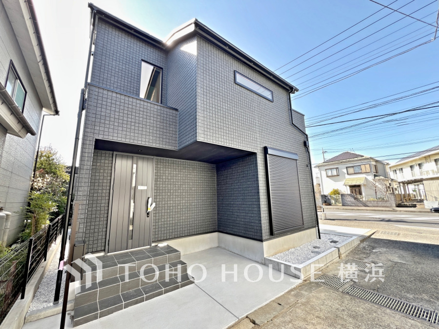 住む人を映し出す洗練された佇まいは、いつまでも輝き続けながらいつしか街の風景に溶け込んでいきます。