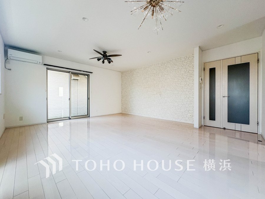 ここにはみんなが集い、食事と楽しい会話が始まる。話に夢中になりすぎて、ついつい時を忘れてしまう。そんな束の間の幸せを感じさせてくれる場所。