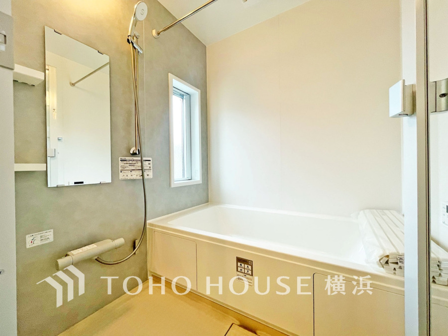 上質が感じられる質感とカラーリングで、清潔な空間美を実現。一日の疲れが癒される優雅なバスタイムを堪能できるゆとりあるバスルームです。