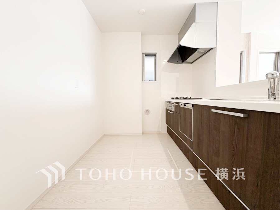 清潔感あふれるホワイト基調のキッチンは、収納力と使いやすさを兼ね備えた機能的なデザインです。