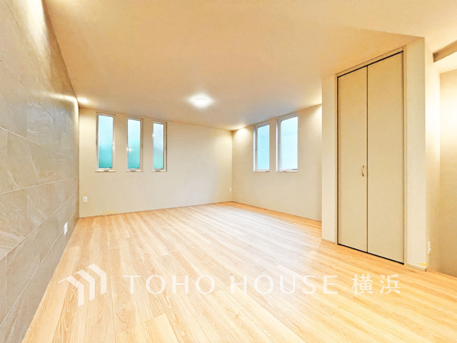 明るく開放的な空間が広がるLDK。室内には豊かな陽光が注ぎ込み、爽やかな住空間を演出。
