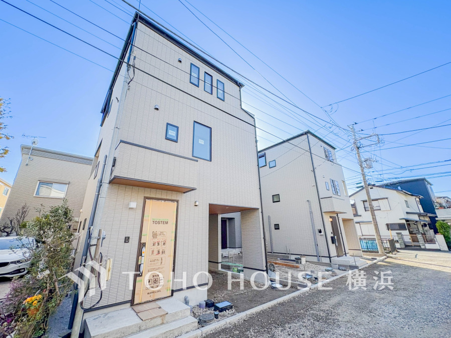陽当たり良好な3階建て新築住宅。駐車スペース付きで、都市生活に便利な立地です。