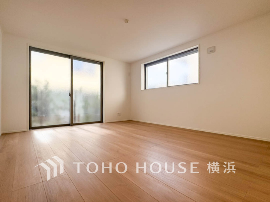 シンプルな内装と明るい空間で、自分らしい空間づくりを思い切り楽しめそうです。穏やかな陽射しが、ゆったりとした寛ぎの時間を包みます。