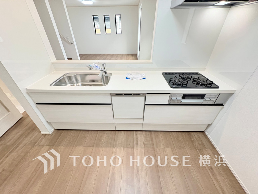 使い勝手の良い設備のキッチンで効率よくお料理もできます。食する料理に家族が舌鼓を打ち自然と笑いが絶えない空気感がそこに広がります。自慢の腕をふるってください。