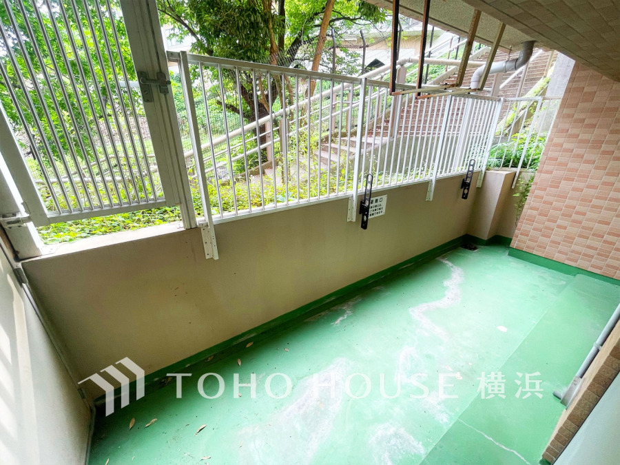 ゆとりあるバルコニーが2面に設置された独立性のある角住戸です。