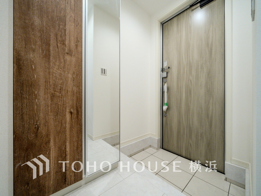 白を基調とした上質感漂う玄関と廊下。居住者の帰り、訪れる方を優しく迎える・安らぎに満ちた生活空間を予感させる。健やかな暮らしを楽しめそう。