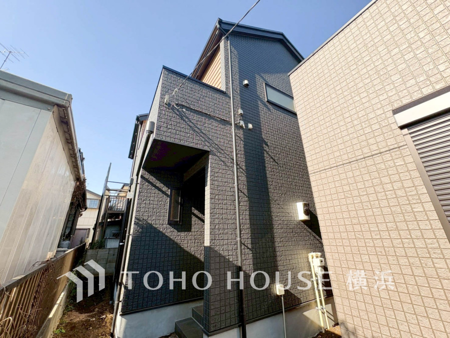 ふりそそぐ陽射しと開放的な空間形成。青空を背景に更なる美しさを醸す佇まい。暖かな陽光と爽やかな風がハーモニーを奏でる上質な空間を愉しむ暮らしがここにある。