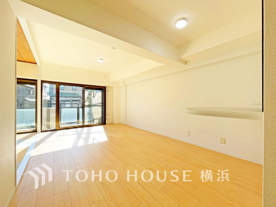 明るく開放的なLDK。柔らかな光が交差して、居心地のよい空間を作り出します。自然と家族が集まってくるような心地よい場所。