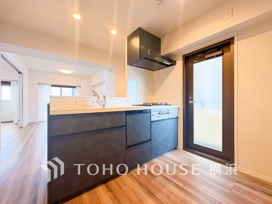 開放感あふれる対面キッチンは、家族との会話も楽しめる快適な調理空間を実現しています。