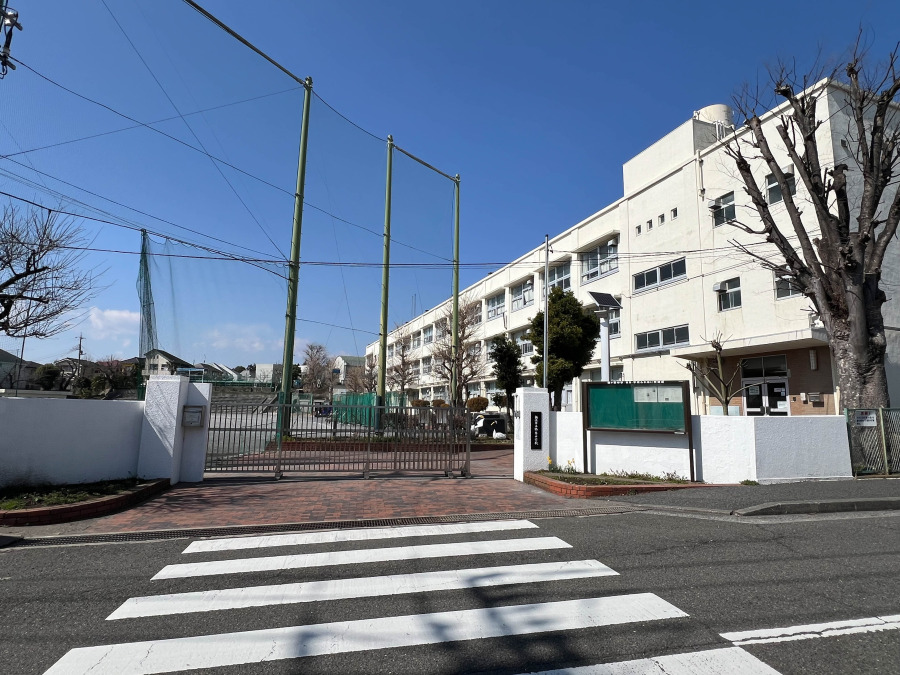 横浜市立鶴ケ峯中学校　約1700ｍ