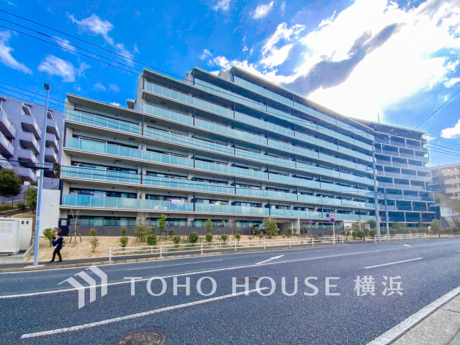 穏やかな風と陽光を導き、プライバシーに配慮された設計プランを採用し、居住性を一段と心地よいものにしています。周辺環境とのコラボレーションにより明るく開放的な空間を演出。（2026年3月撮影）