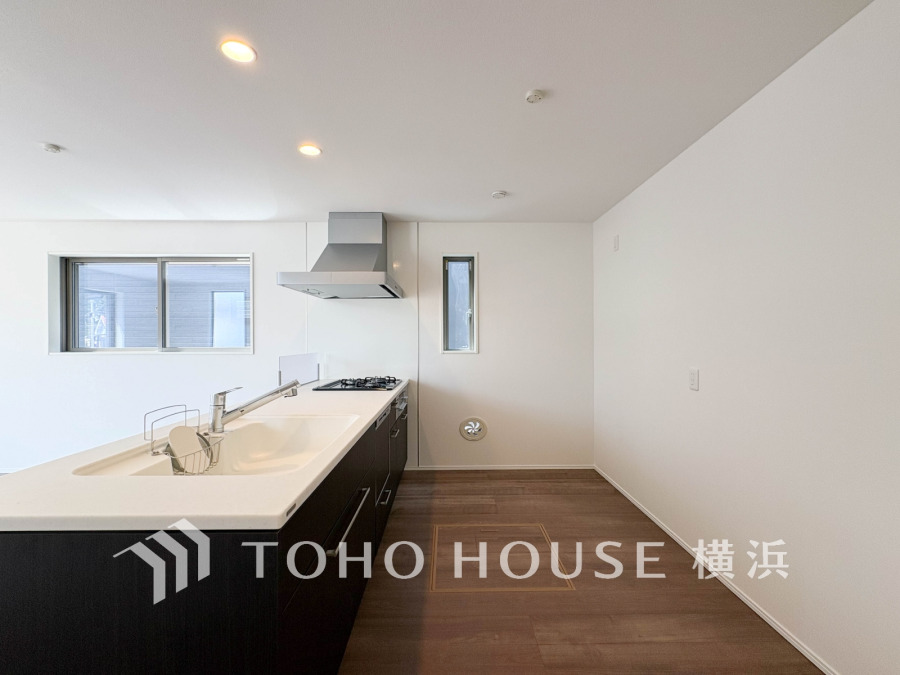 開放的な対面キッチンは、リビングで寛ぐご家族と会話をしながらお料理が出来ます。