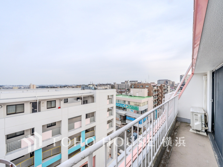 開放感あふれるバルコニーから街並みを一望でき、心地よい風と陽光を感じられる快適な空間です。