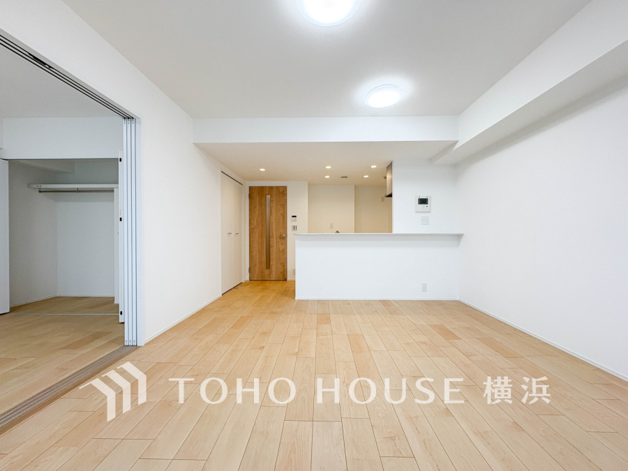 穏やかな時間の流れを楽しみ、寛ぎと笑顔が溢れるリビング。会話を楽しみ、ご家族の何気ない日常にいつもあたたかな幸せの花を添えます。