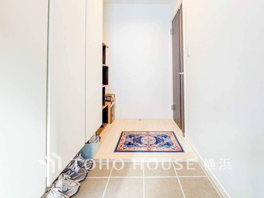 【2026年1月撮影】清潔感あふれる玄関は収納充実で、家族みんなの靴もすっきり片付きます。明るい空間でお出迎えに最適です。