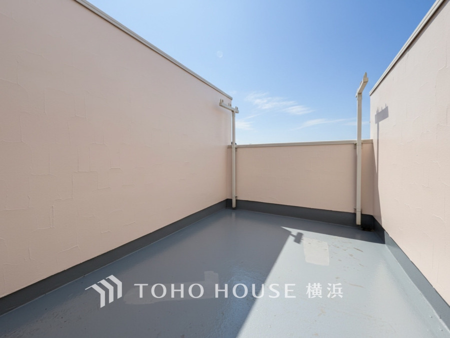 暮らしの中で光と風を演出してくれるルーフバルコニー。見事なまでの開放的な空間を演出しながら、プライベート性も確保された空間は我が家の自慢。アウトドアリビングとしても楽しめそう。