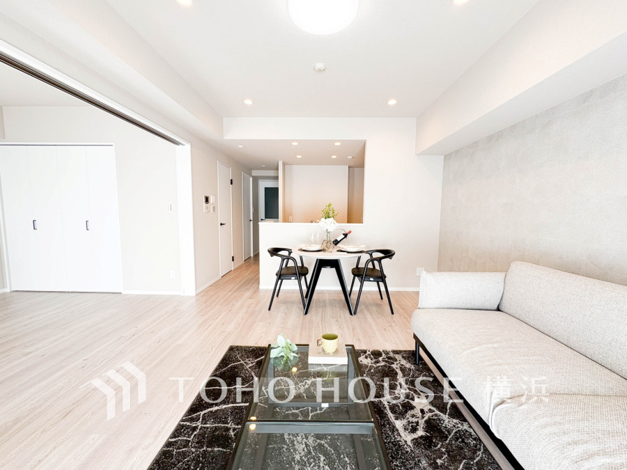 光と風が溢れる開放的なLDKには、自然と家族みんなが集まってきます。明るく穏やかな空気が流れるこの場所は、豊かな寛ぎと笑顔の団欒をいつも優しく守ってくれることでしょう。