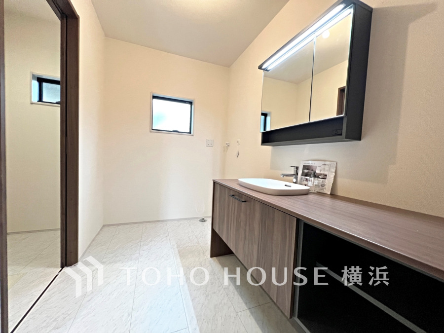 ゆったり落ち着いてお使い頂ける広さと収納を確保した洗面室。
