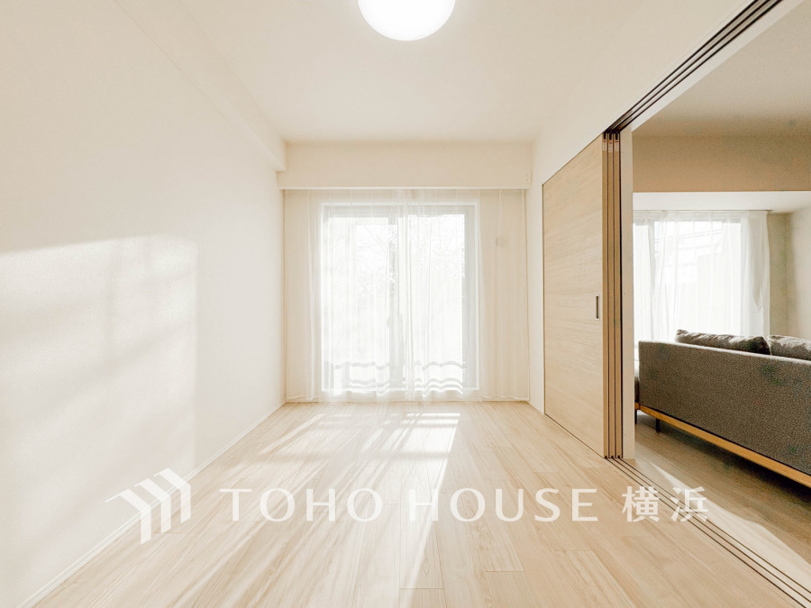 バルコニーに面した明るい洋室。扉を開放してリビングと一体化して使うことも可能です。
