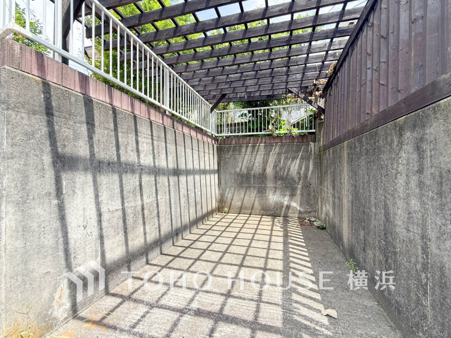 ゆったりとした駐車スペースを確保いたしましたので、お車2台の駐車が可能です（車種によります）。自転車やバイクなど、ゆとりのある敷地で置き場所に困ることはないでしょう。