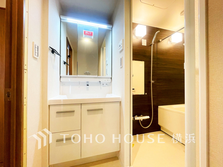 新規交換された洗面化粧台は美しく使いやすい機能が備えられています。