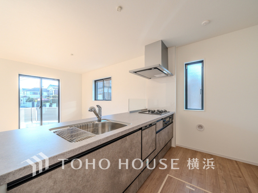 明るく開放的な対面キッチンは、家族との会話を楽しみながら料理ができる設計です。収納も充実しています。