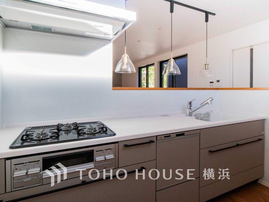 多彩な機能と洗練された美しいデザイン、細やかな優しさが毎日を演出します。プライベートスペースを彩るインテリアとしての美と、快適な日常を支える機能性と強さが一つになったキッチン。