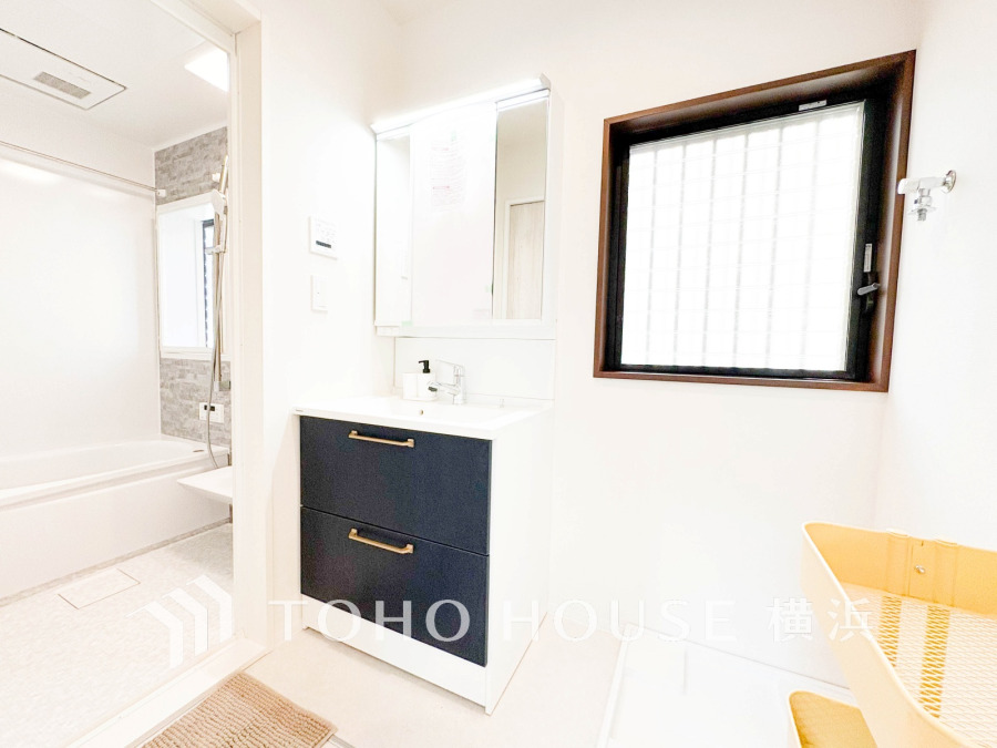 新規交換された洗面化粧台は美しく使いやすい機能が備えられています。