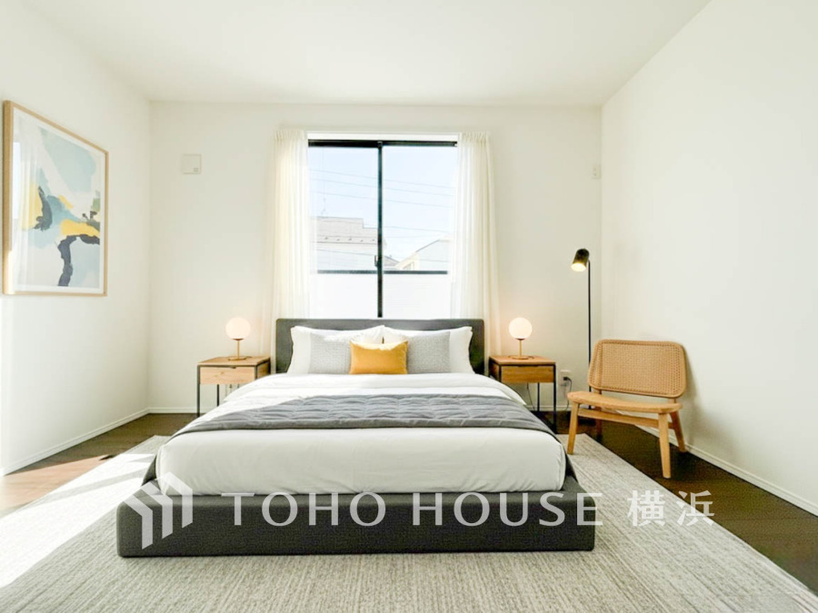 大きな窓からは快適な光を取り入れ、通気性能を上げる事で居心地の良い空間を演出します。多くの時間を過ごす住まいだからこそ、いつも快適な場所であるように心掛けています。（家具はAI加工です）