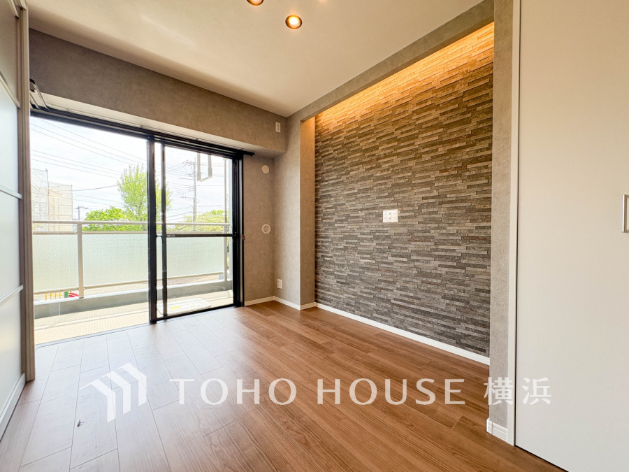 バルコニーに面した明るい洋室。穏やかな陽射しが、ゆったりとした寛ぎの時間を包みます。
