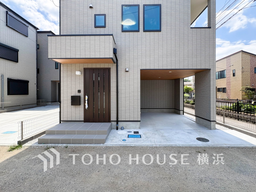 穏やかな風と陽光を導き、プライバシーに配慮された設計プランを採用し、居住性を一段と心地よいものにしています。周辺環境とのコラボレーションにより明るく開放的な空間を演出。