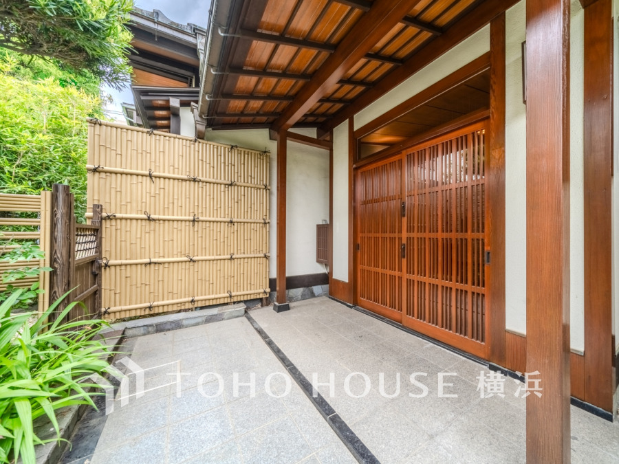 格調と気品を息づかせたエントランス。住む人や訪れる人をやさしくエスコートします。
