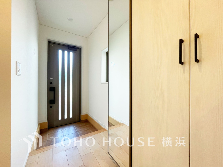 清潔感溢れる玄関がお出迎えする本邸宅の物語は、ここから始まる日常を期待させます。この場所には「希望」と「優越」で包み込んでくれる「特別」な空間があります。