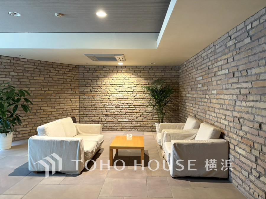 上品で清潔感があるエントランスは住人やゲストを迎え入れ、そして送り出す場にふさわしい上質な空間です。プライベート感が高まるシックな装いのエントランス。