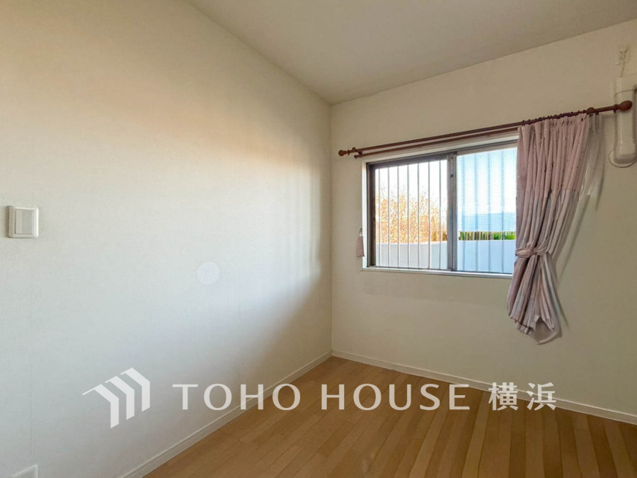 自然光が差し込むシンプルな洋室。木目調の床が温かみを演出し、落ち着いた空間を実現しています。