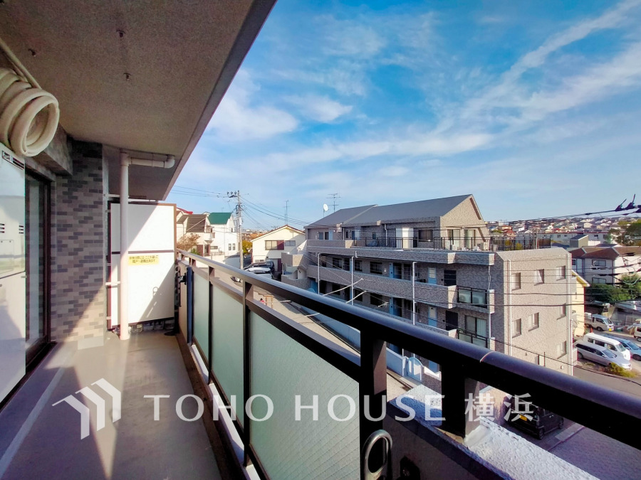 たっぷりの陽光が差し込むバルコニー。周辺には陽射しを遮る高い建物がなく、太陽の恵みを存分に享受できます。爽やかな風と暖かな陽射しが紡ぐハーモニーが日々の暮らしのBGMになることでしょう。