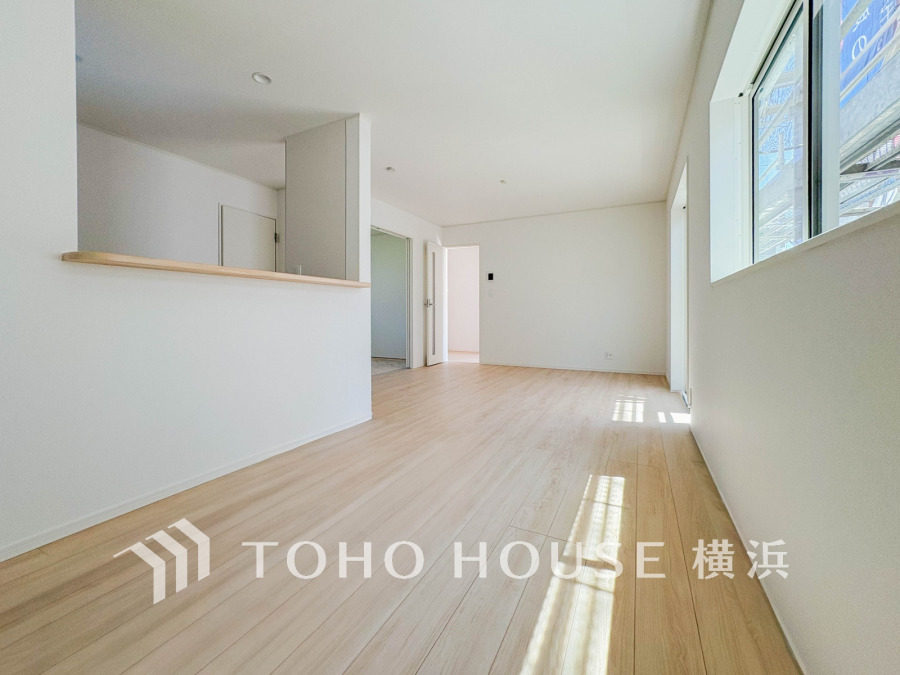 明るく開放的な空間が広がるLDK。室内には豊かな陽光が注ぎ込み、爽やかな住空間を演出。
