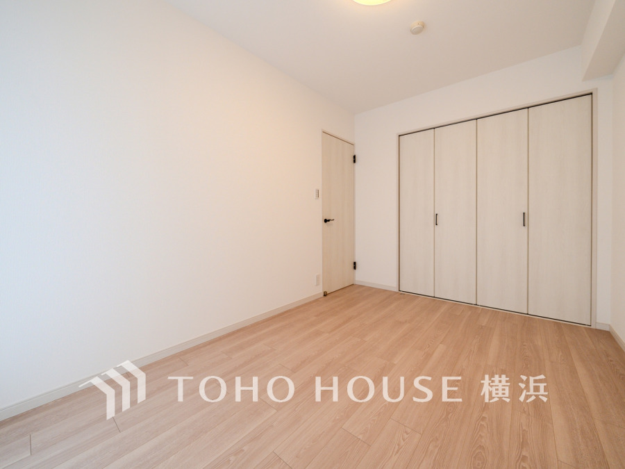 たっぷりの収納を備えた洋室。プライベートな自分時間を快適に過ごせるお部屋です。
