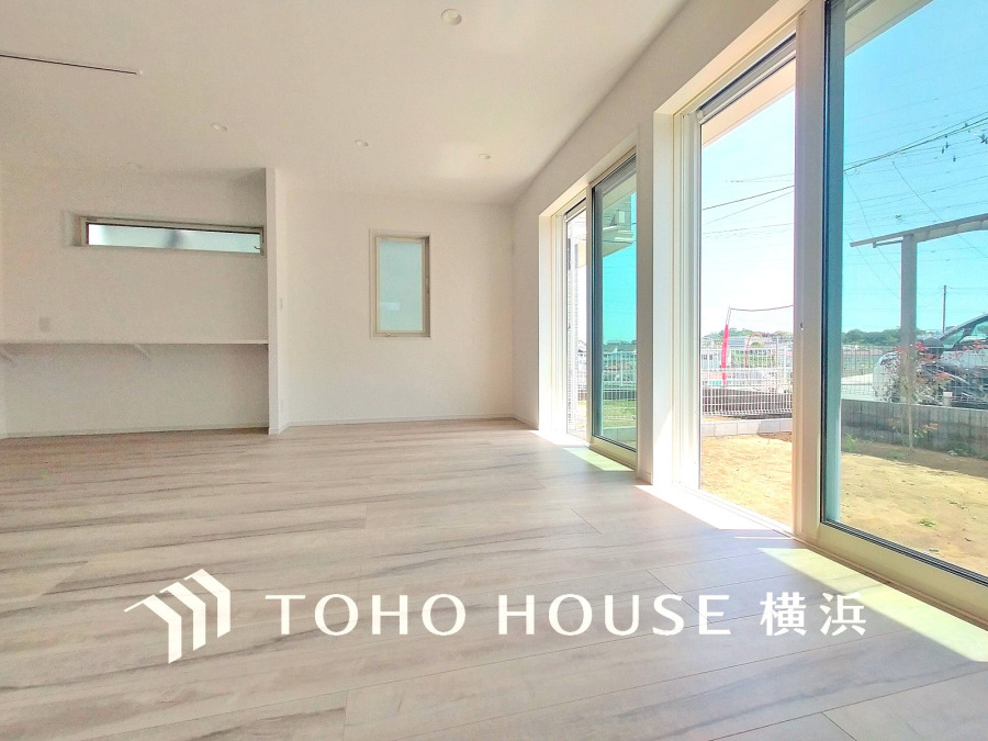 豊かな光が床材を照らしだすひと時、この場所には落ち着きと上質な空気感が流れます。ご家族やお友達との時間など、多くの時を刻む空間。何気なく過ぎる時でさえも上質なひと時となる快適な空間を目指して。