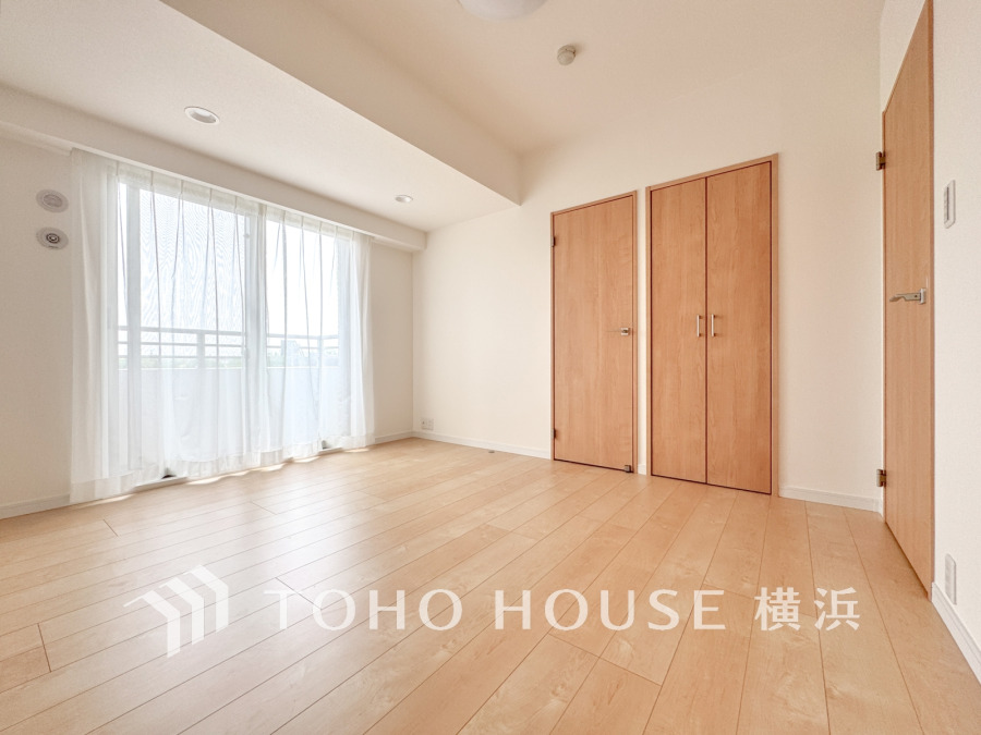 大きな窓からたっぷりと陽光が注がれる明るい空間。家族の成長に対応できる永住仕様の間取り。時を忘れて過ごす場所として過ごせるお部屋。
