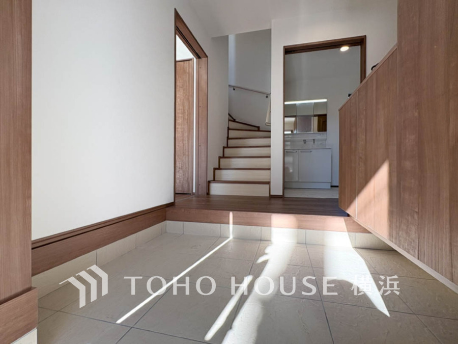 居住者の帰り、訪れる方を優しく迎え、やすらぎに満ちた生活空間を予感させる。健やかな暮らしを楽しめそう。