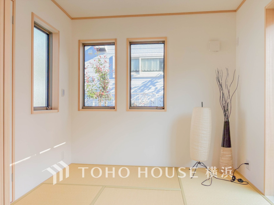 陽光が差し込む明るい和室は、落ち着いた畳敷きでくつろぎの空間を演出します。