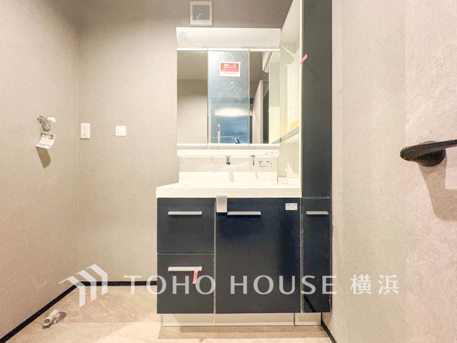 シンプルで使いやすい洗面台は収納力も充実し、毎日の身支度を快適にサポートします。