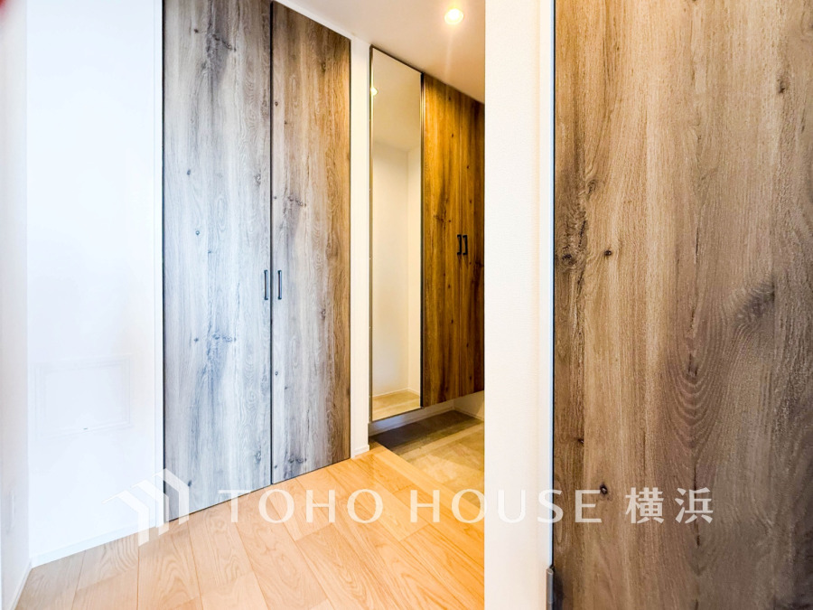 上質感漂う玄関と廊下。居住者の帰り、訪れる方を優しく迎える・安らぎに満ちた生活空間を予感させる。健やかな暮らしを楽しめそう。