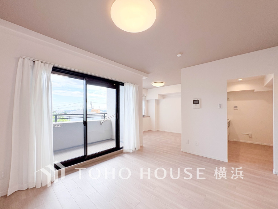 南向きの大きな窓からたっぷりと光が入る明るいLDK。落ち着いた雰囲気に包まれた空間です。
