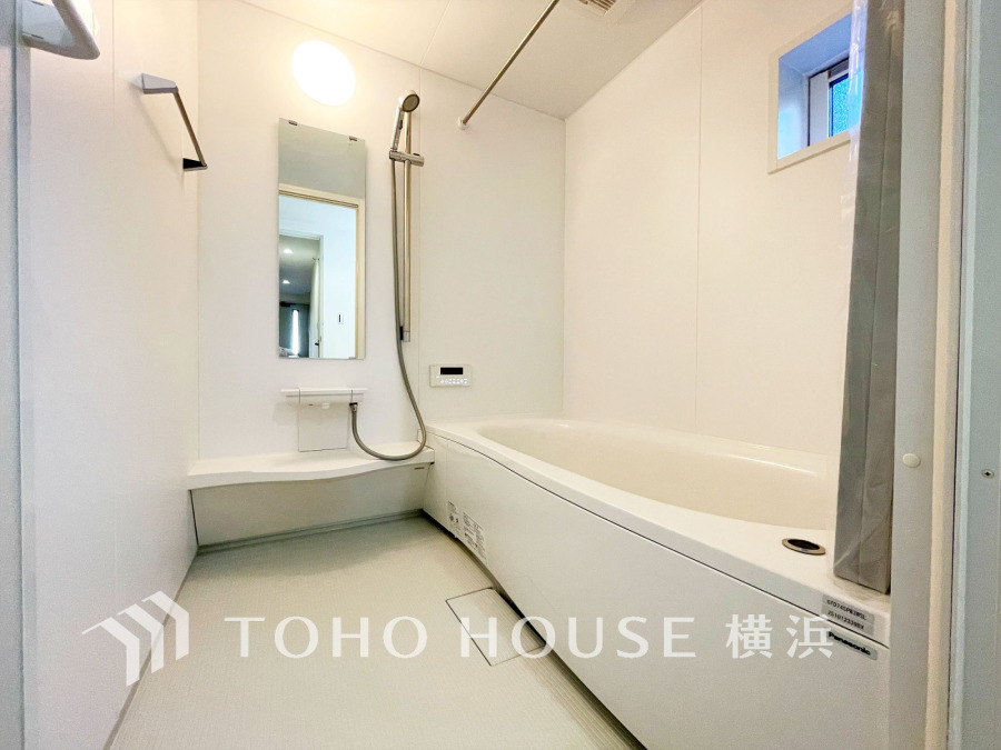 明るい色合いと上質な質感が美しいバスルーム。一日の疲れをさっぱりと洗い流し、寛ぎとリフレッシュのための大切な空間。