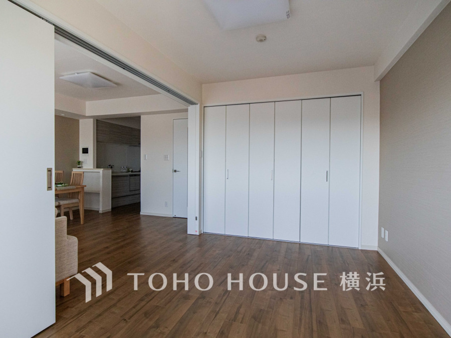 大きな窓からは快適な光を取り入れ、通気性能を上げる事で居心地の良い空間を演出します。多くの時間を過ごす住まいだからこそ、いつも快適な場所であるように心掛けています。