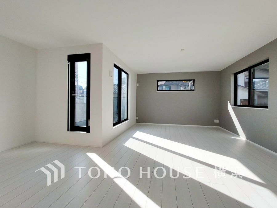 2階レイアウトのLDKは広々20.7帖！3面採光の明るい大空間です。